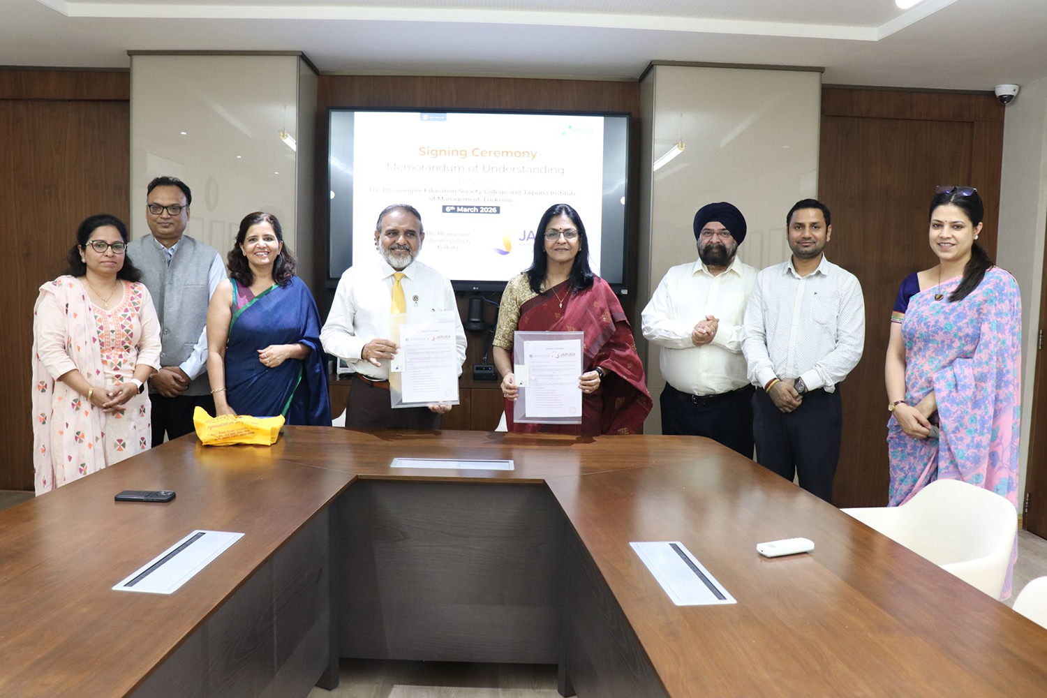 Dr. Sushma Vishnani at the MoU signing ceremony with Bhawanipur Education Society College