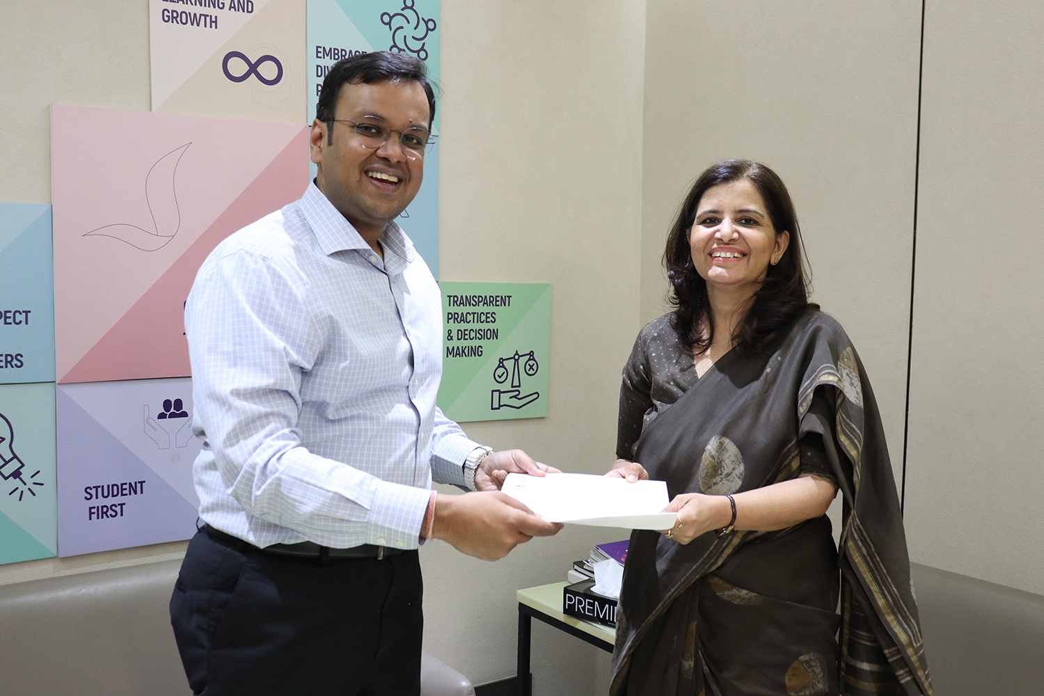 Dr. Sushma Vishnani felicitating a faculty colleague